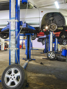 汽車升降機(jī) 現(xiàn)代化汽車維修服務(wù)的核心利器